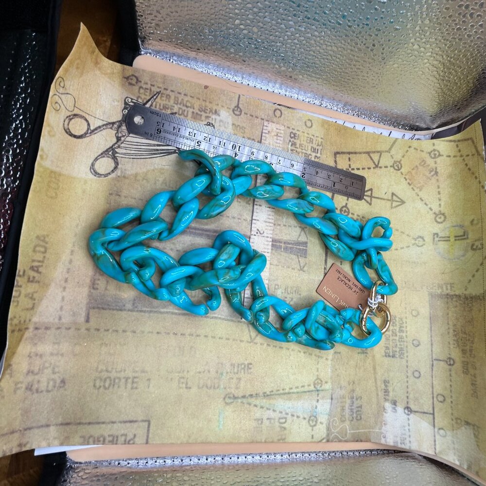 New Pink Linen Designer Chunky Lucite Acrylic Turquoise Blue Chain Neckl… - Picture 5 of 8